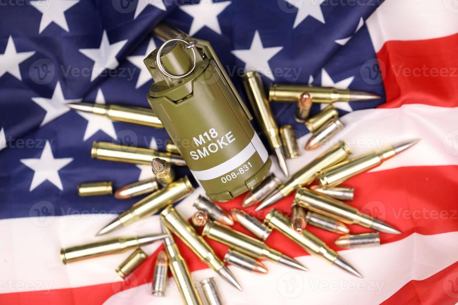 granada de fumaça m18 e muitas balas e cartuchos amarelos na bandeira dos estados unidos. conceito de tráfico de armas no território dos EUA ou operações de especificação foto