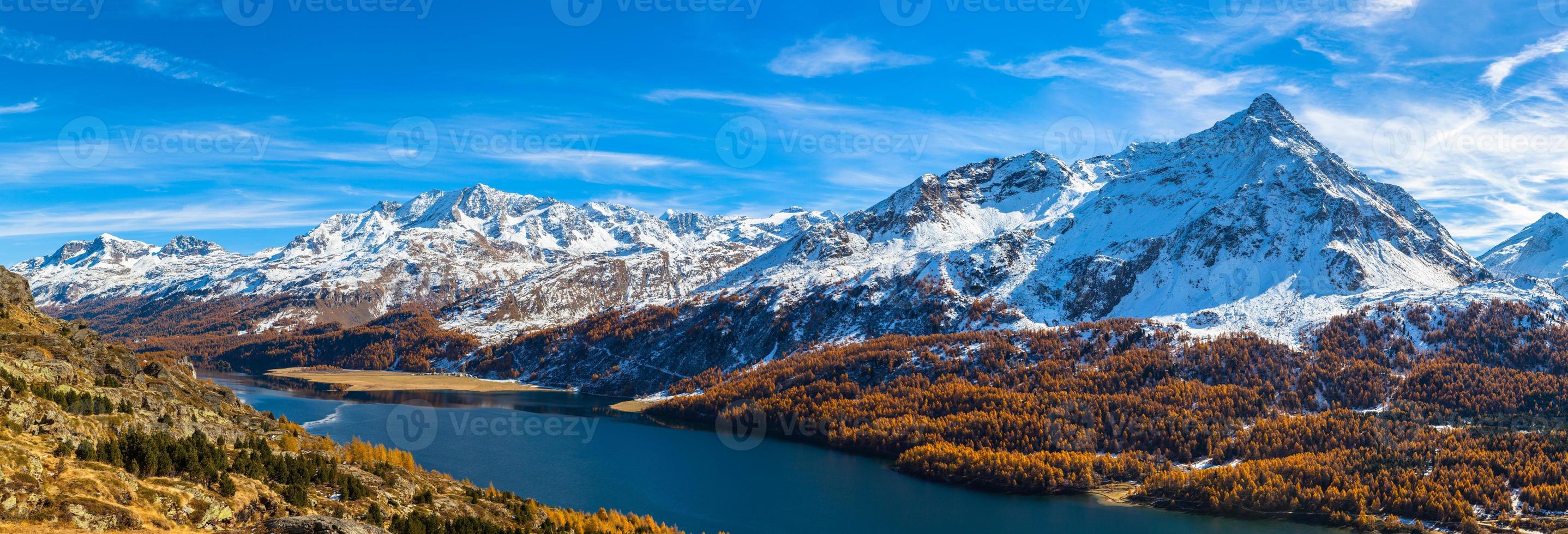 vista panorâmica do lago sils e dos alpes engadin no outono foto