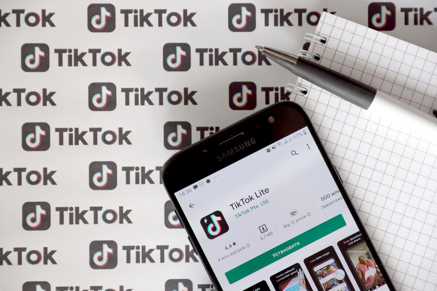 ternopil, ucrânia - 2 de maio de 2022 aplicativo para smartphone tik tok na tela e muitos logotipos tiktok impressos em papel. tiktok ou douyin é um famoso serviço chinês de hospedagem de vídeos curtos de propriedade da bytedance foto