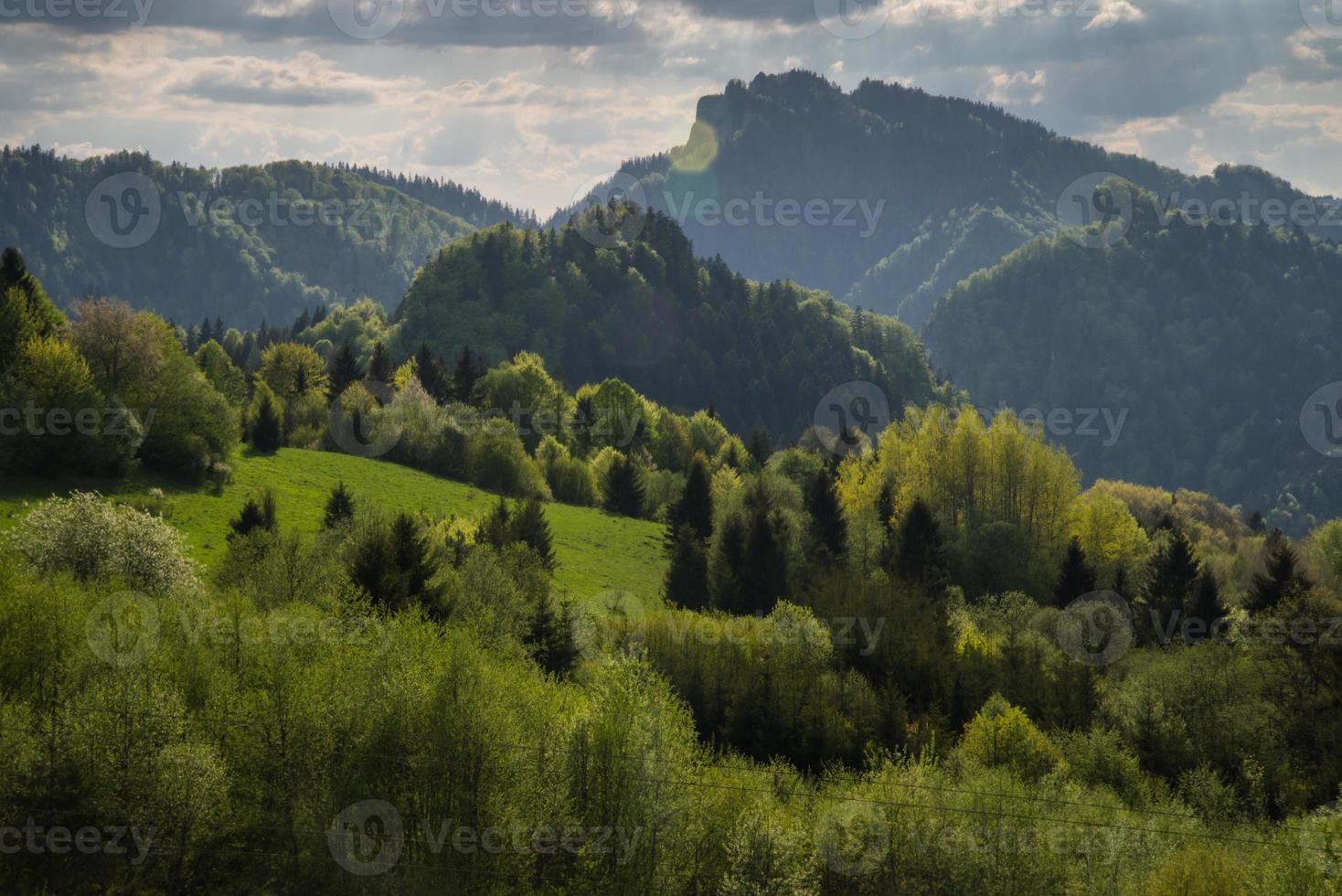 paisagem cênica de colinas e montanhas e céu azul nublado foto