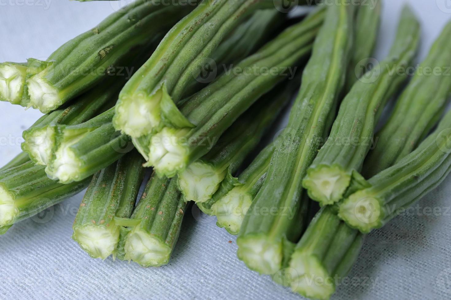 coxinha de legumes ou moringa em exposição em fundo branco foto