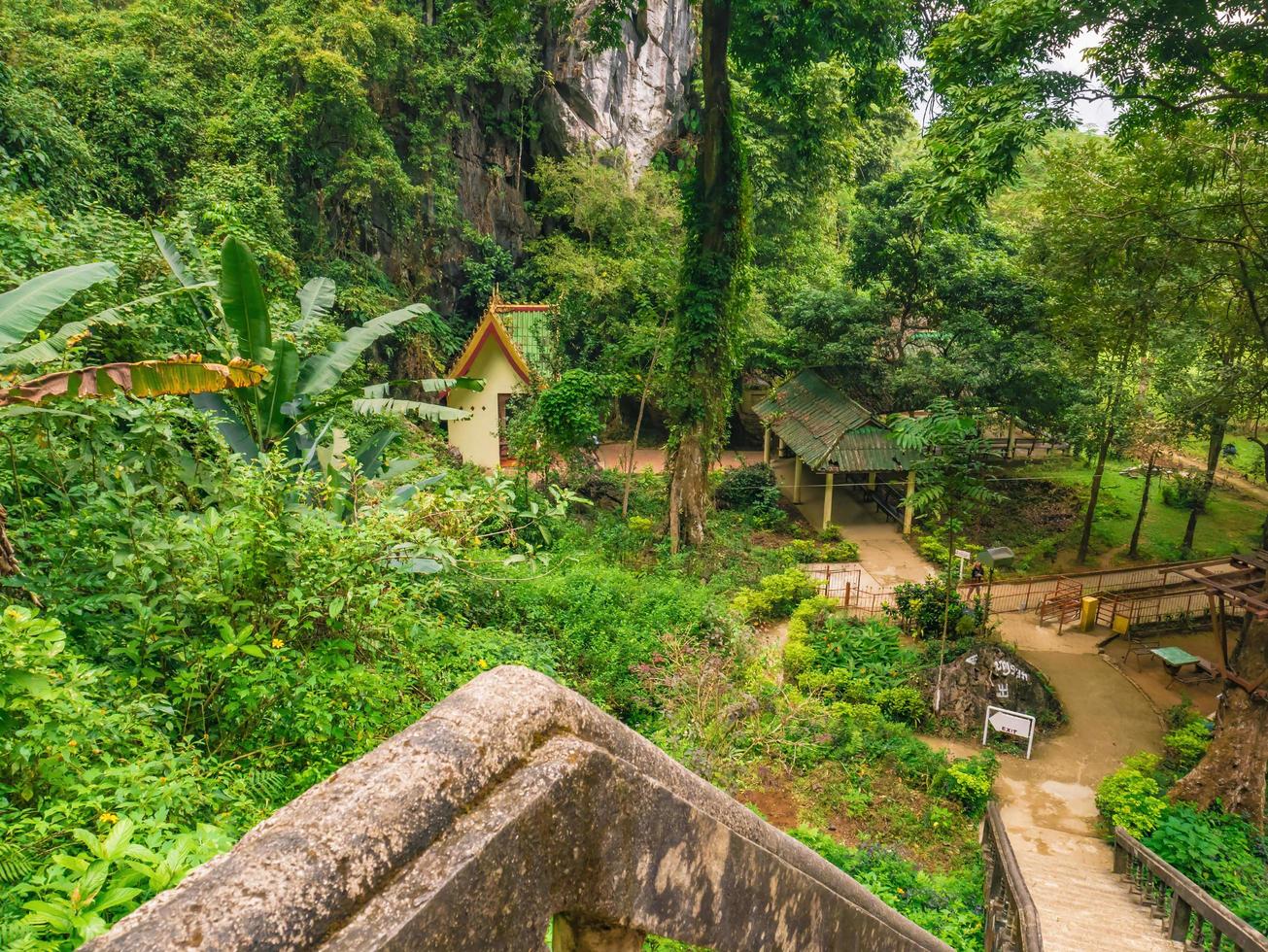 escadas para tham chang cave vangvieng cidade laos.vangvieng cidade a famosa cidade de destino de férias no lao. foto