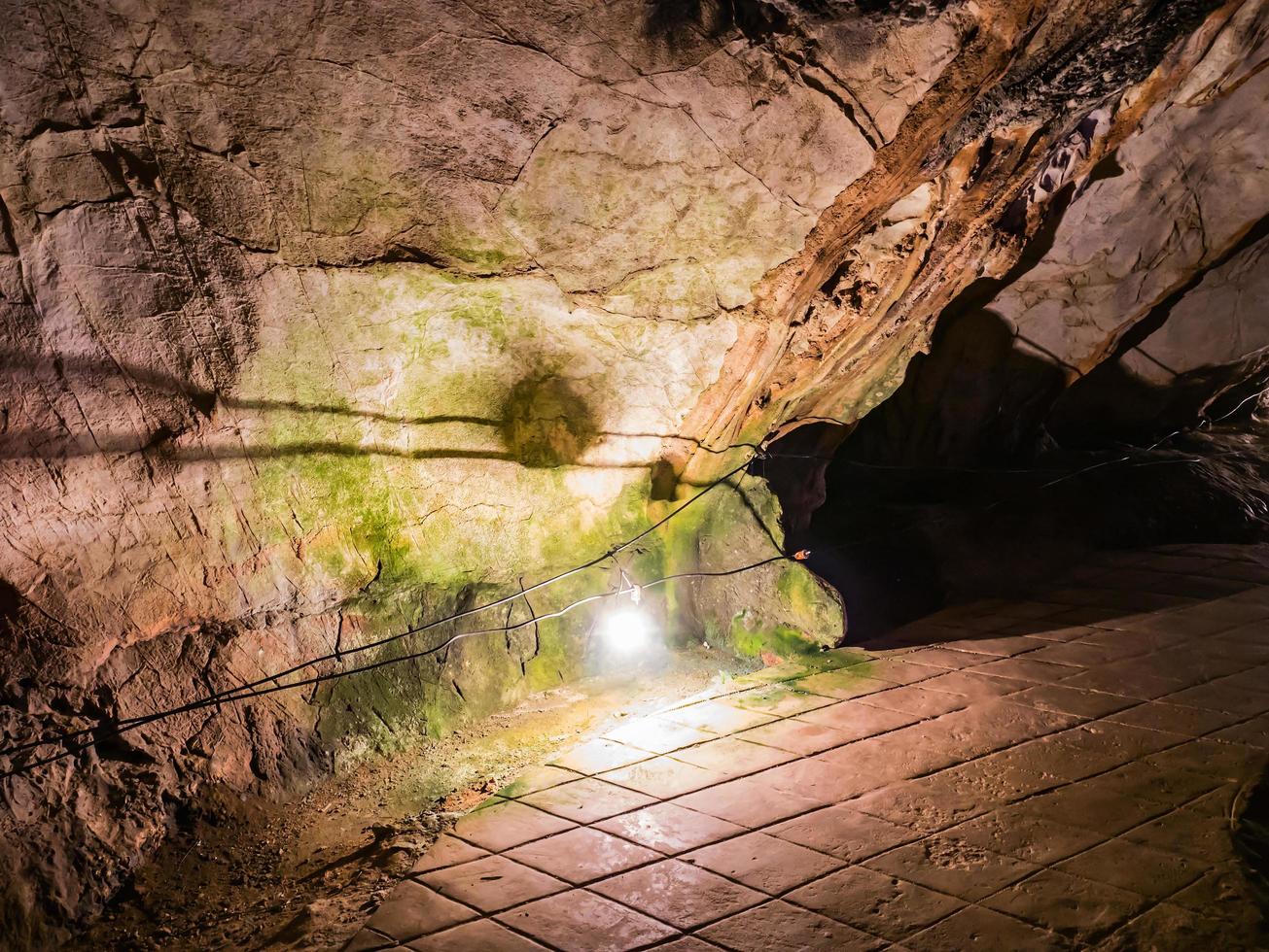 tham chang caverna vangvieng cidade laos.vangvieng cidade a famosa cidade de destino de férias no lao. foto