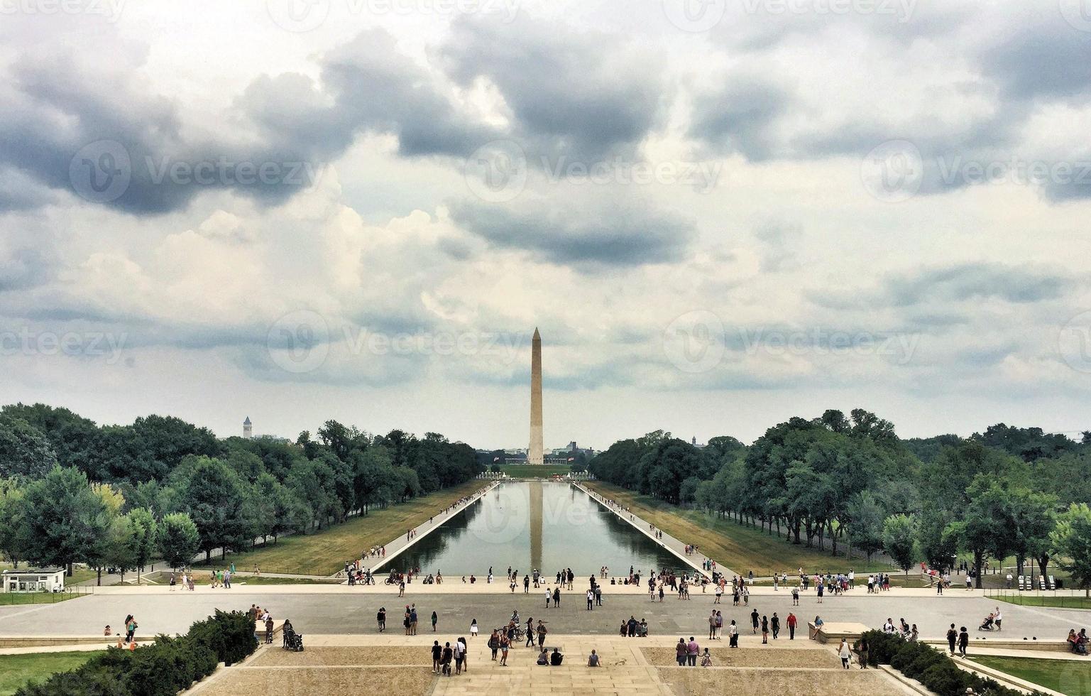 uma vista do monumento de Washington foto