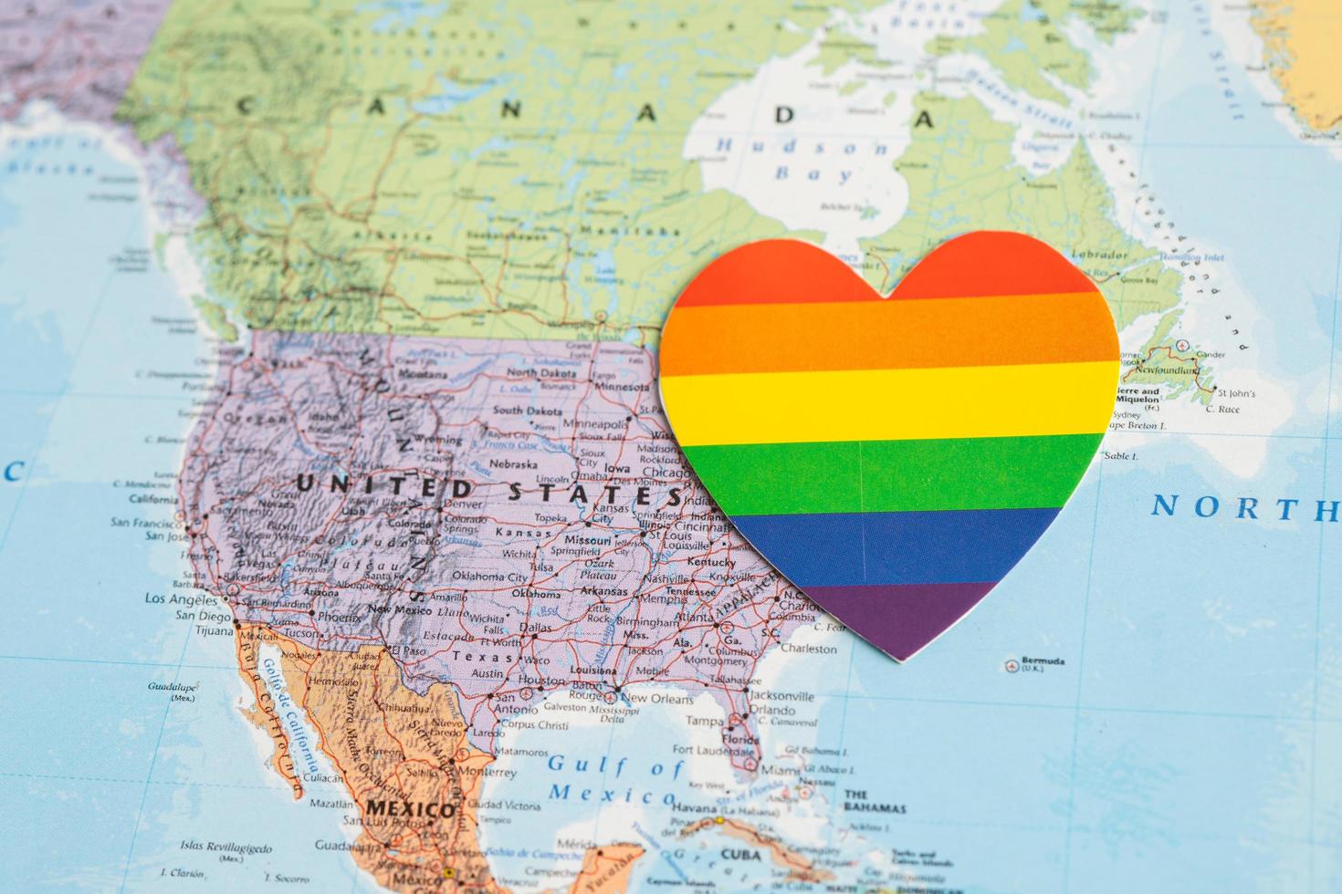 bangkok, tailândia, 1 de junho de 2022, coração de cor do arco-íris no fundo do mapa do mundo dos eua américa, símbolo do mês do orgulho lgbt comemora anual em junho social, símbolo de gay, lésbica, bissexual, transgênero foto