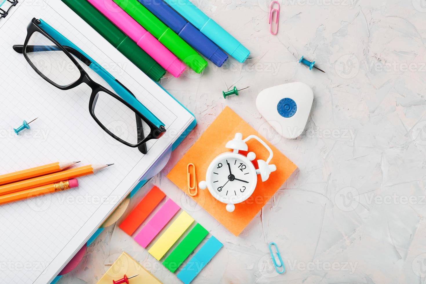 material de escritório está em uma mesa cinza, para trabalhar com as próprias mãos em casa. foto