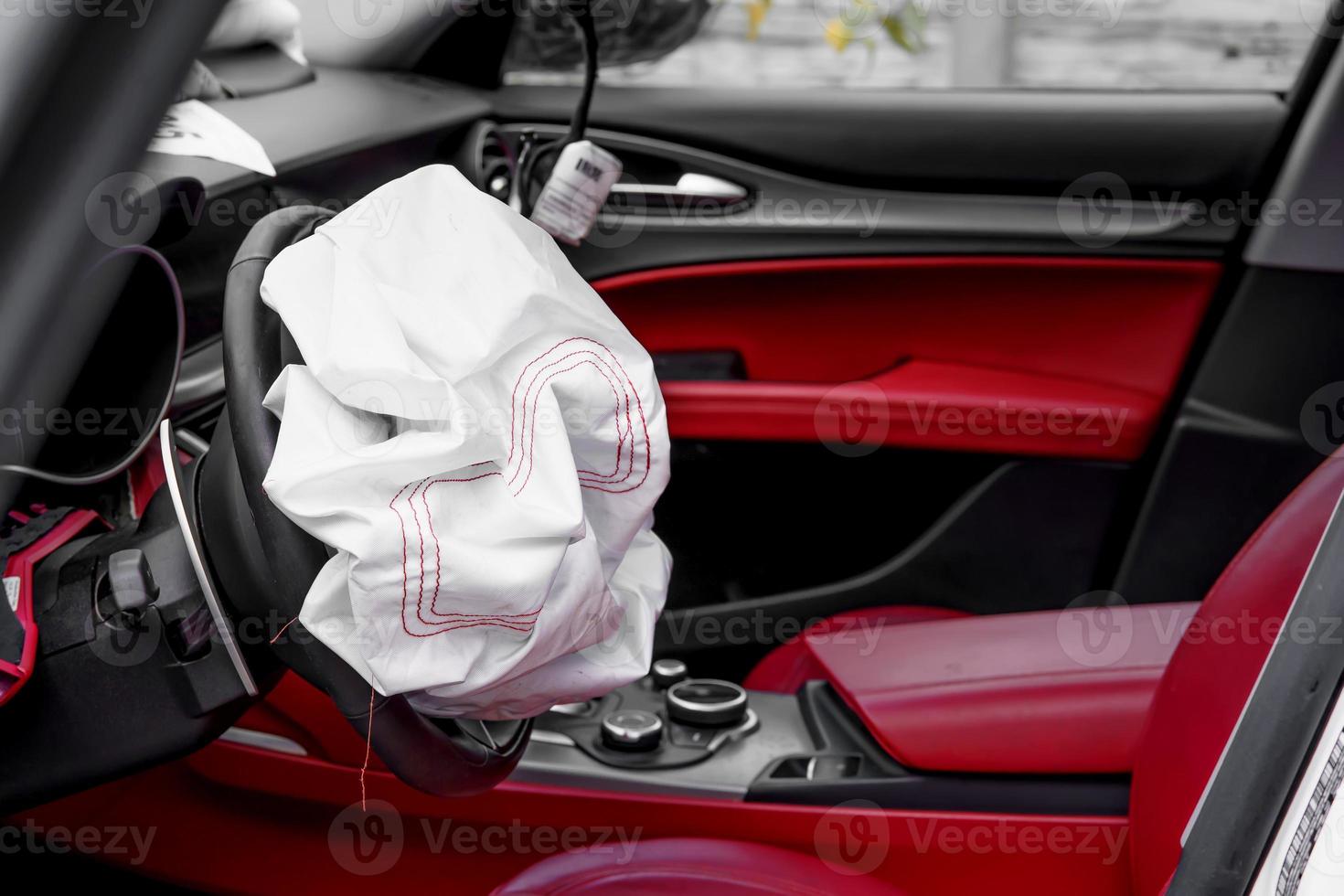 airbag acionado no volante close-up foto