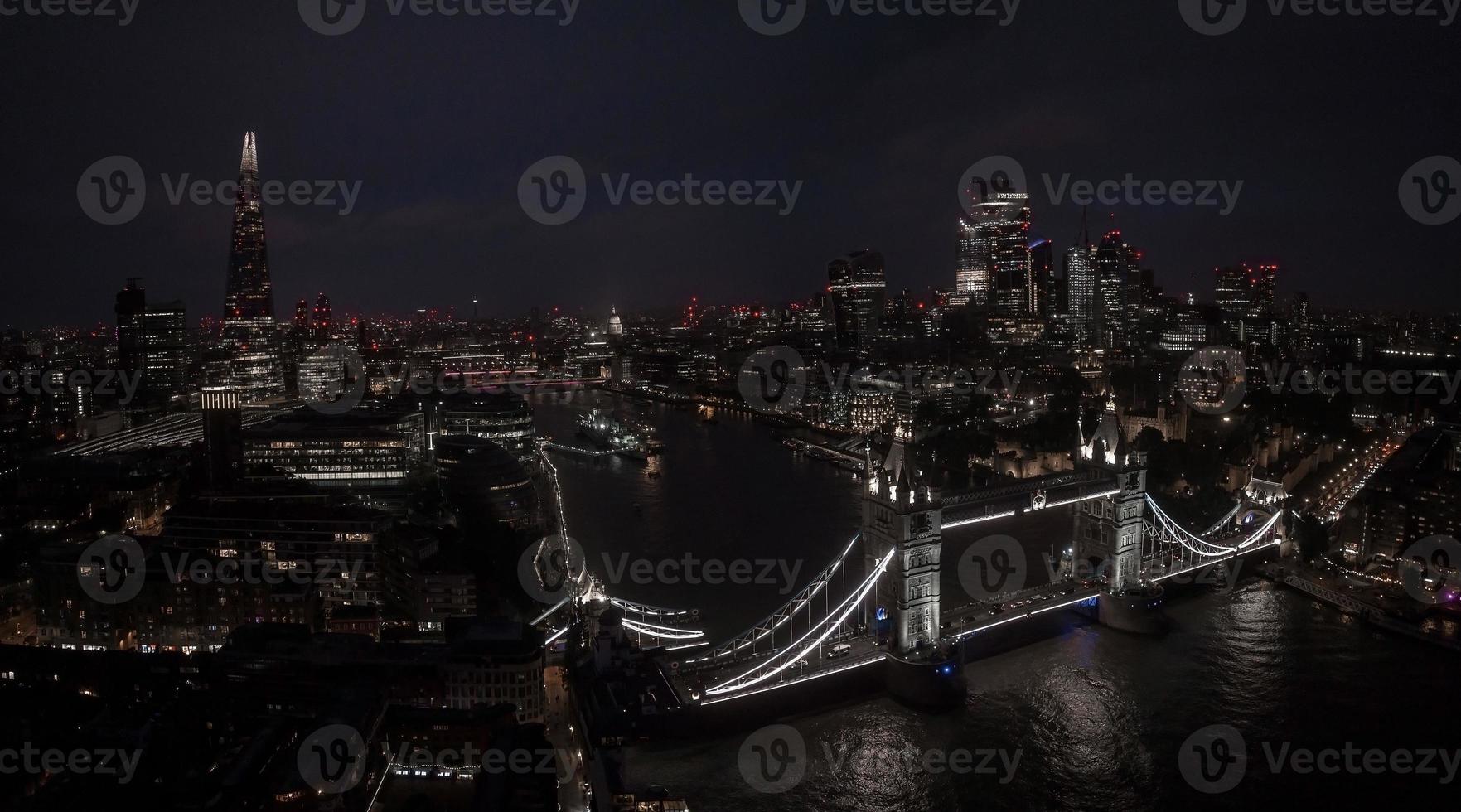 vista aérea para a ponte da torre iluminada e o horizonte de londres, reino unido foto