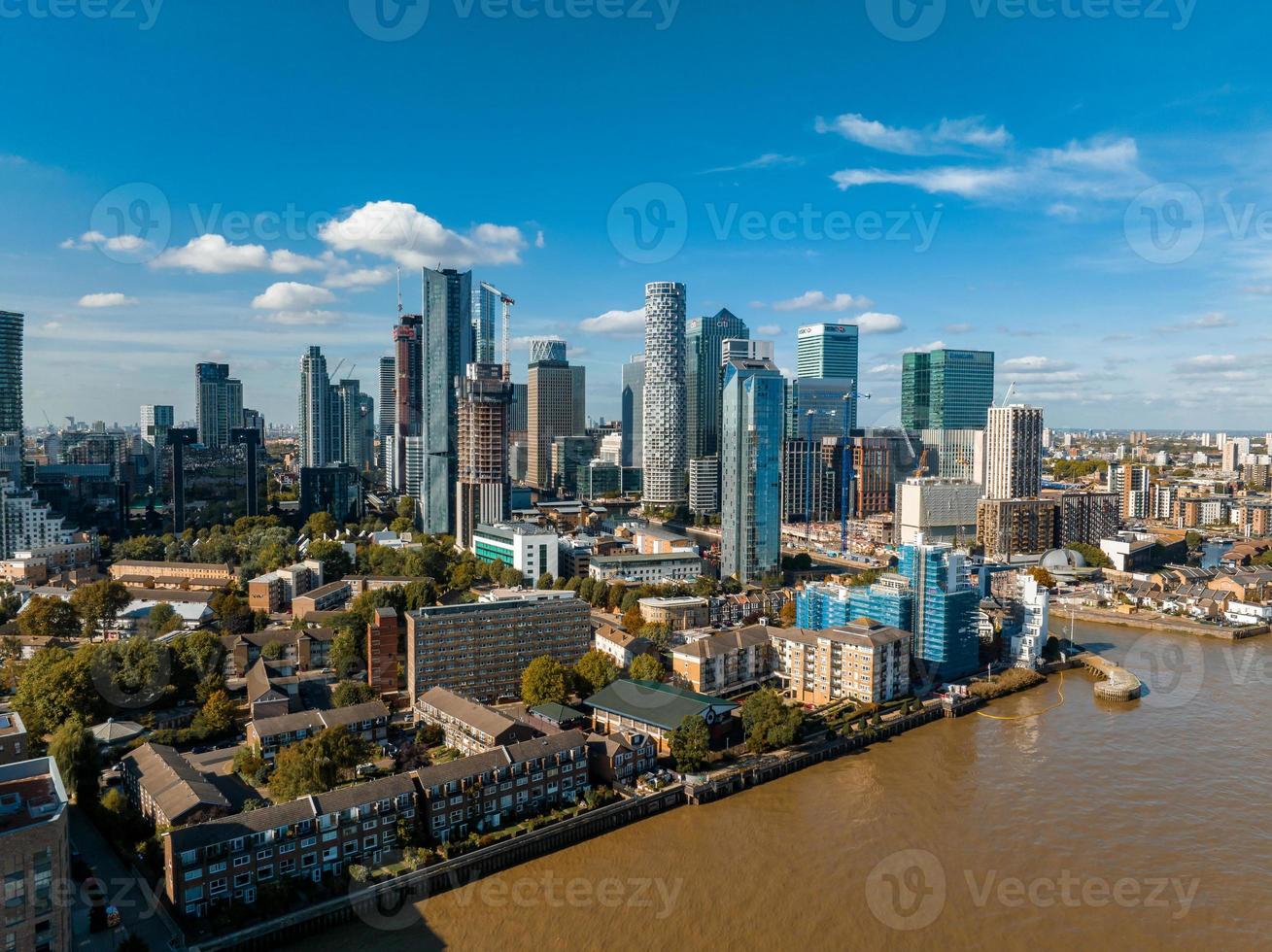 vista panorâmica aérea do horizonte de canary wharf, o distrito financeiro líder mundial em londres, reino unido. foto
