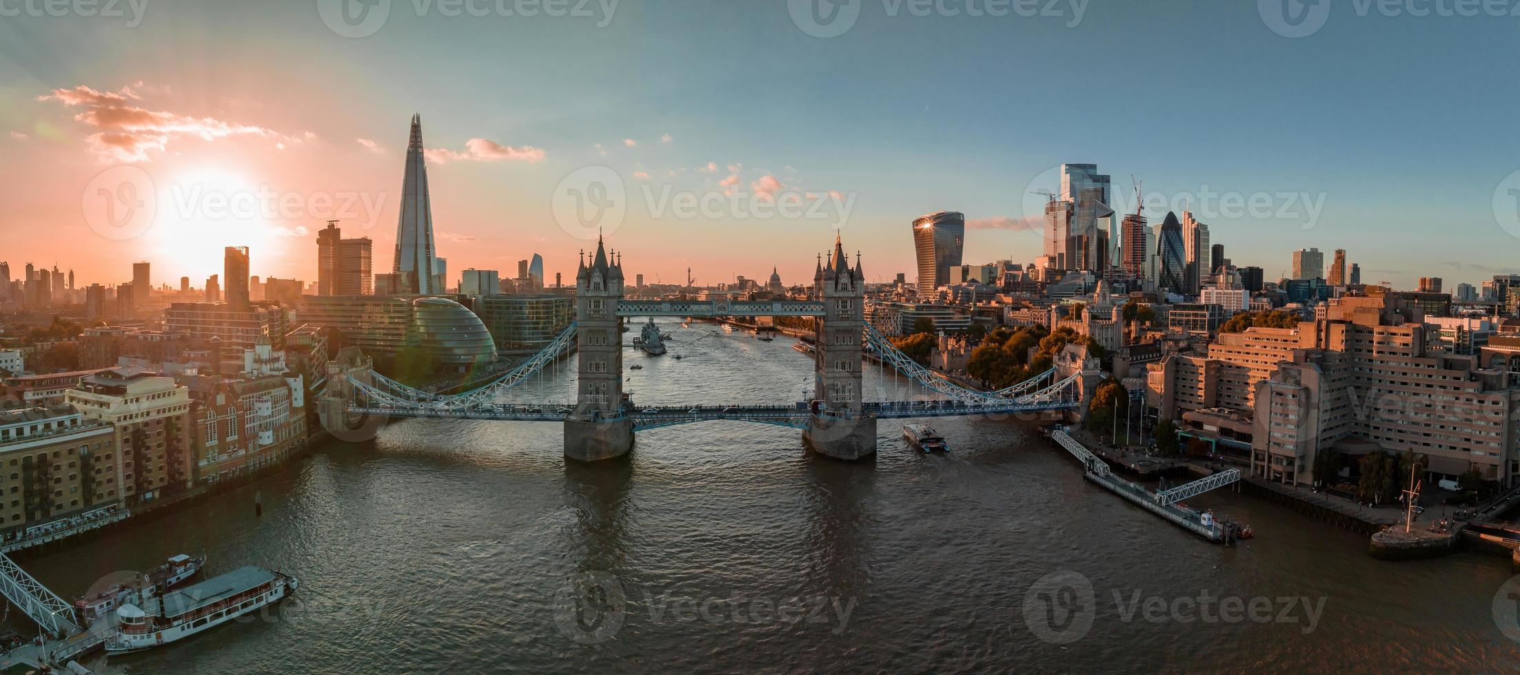 vista aérea da ponte da torre de londres ao pôr do sol. foto