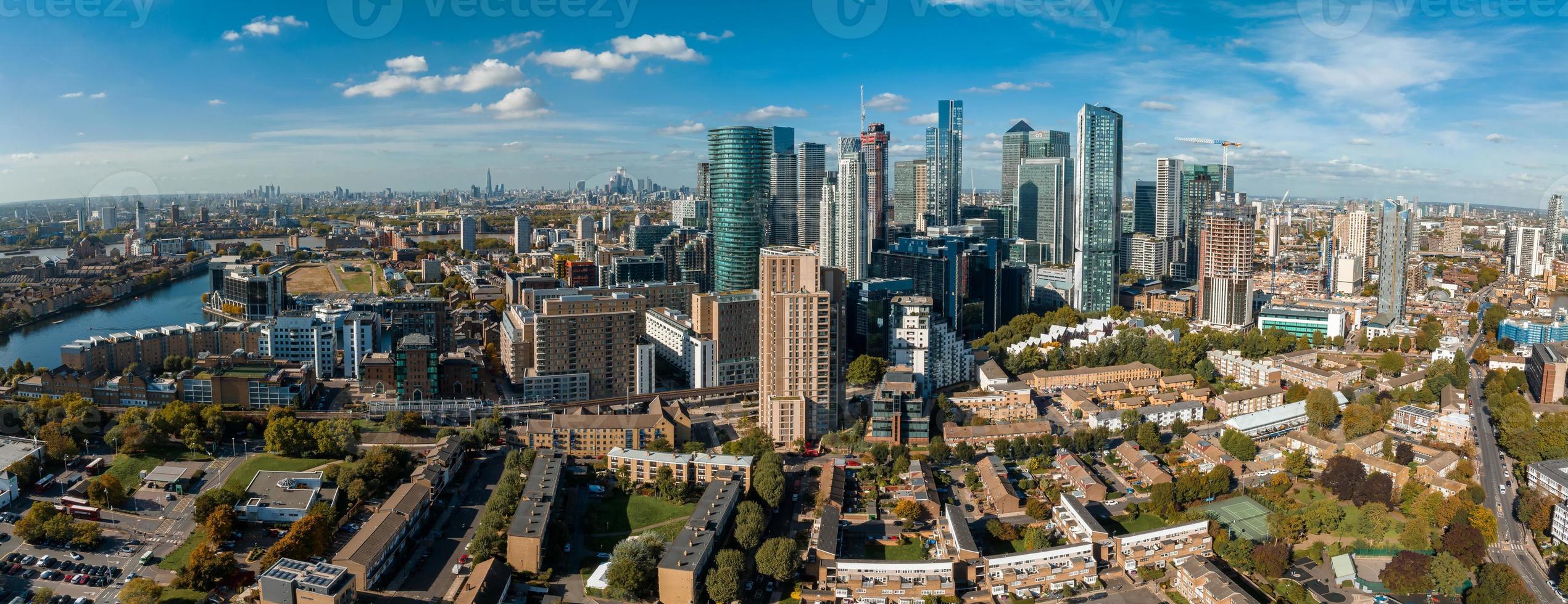 vista panorâmica aérea do horizonte de canary wharf, o distrito financeiro líder mundial em londres, reino unido. foto