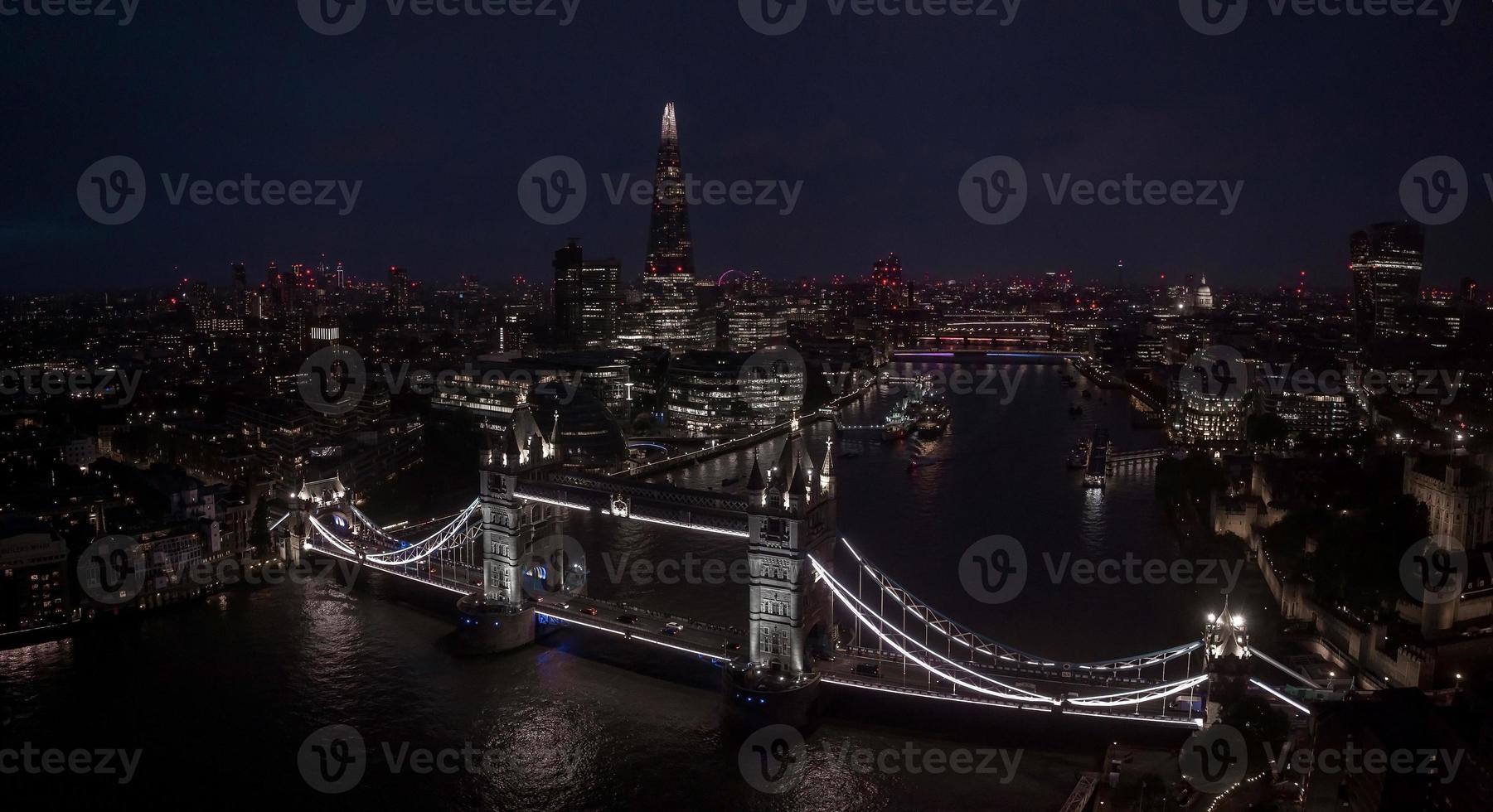 vista aérea para a ponte da torre iluminada e o horizonte de londres, reino unido foto