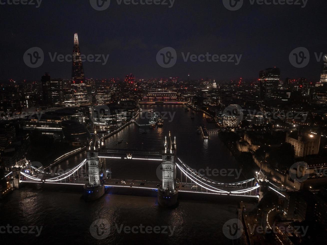 vista aérea para a ponte da torre iluminada e o horizonte de londres, reino unido foto