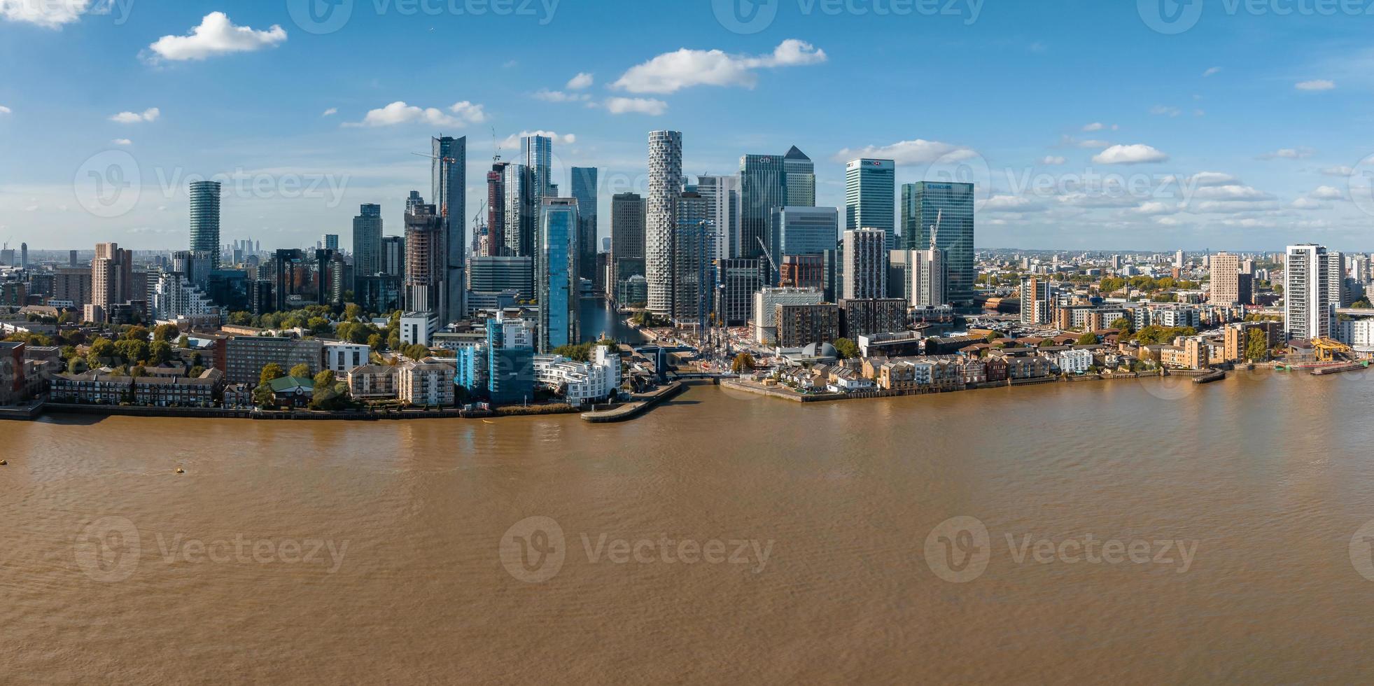 vista panorâmica aérea do horizonte de canary wharf, o distrito financeiro líder mundial em londres, reino unido. foto