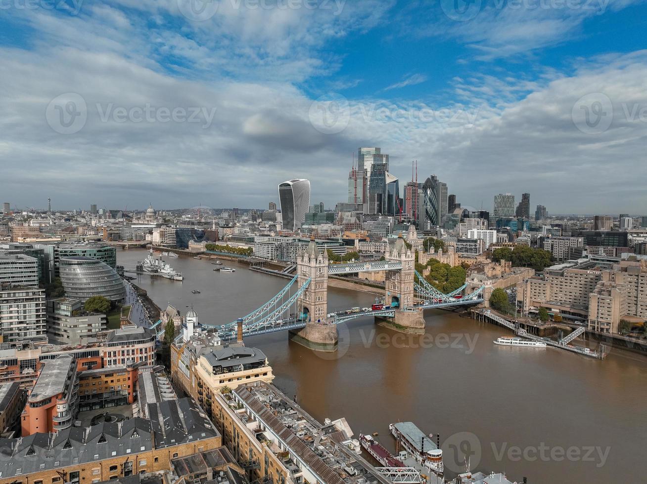 vista aérea da Tower Bridge, no centro de Londres, da margem sul do Tamisa. foto