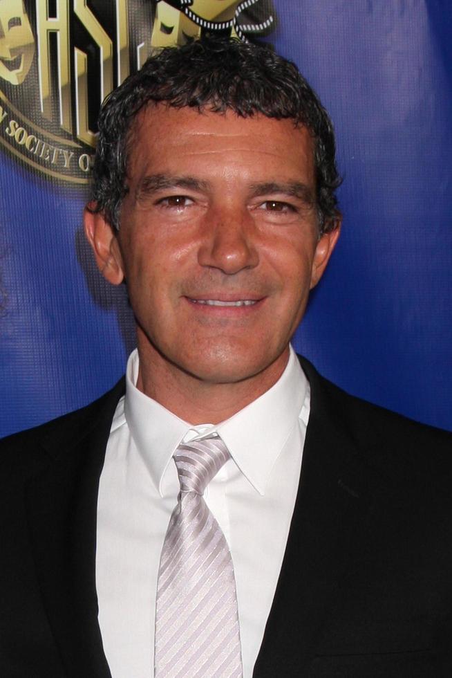 los angeles - 12 de fevereiro - antonio banderas na área de imprensa do 2012 american society of cinematographers awards no grand ballroom, hollywood and highland em 12 de fevereiro de 2012 em los angeles, ca foto