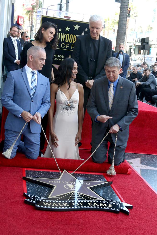 los angeles - 3 de maio mitch ofarrell, mila kunis, zoe saldana, james cameron, leron gubler na cerimônia da estrela zoe saldana na calçada da fama de hollywood em 3 de maio de 2018 em los angeles, ca foto