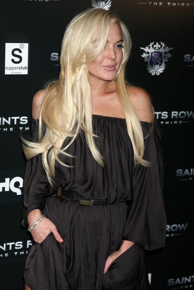 los angeles - 12 de outubro - lindsay lohan chegando ao saints row - o terceiro lançamento de videogame no supper club em 12 de outubro de 2011 em los angeles, ca foto