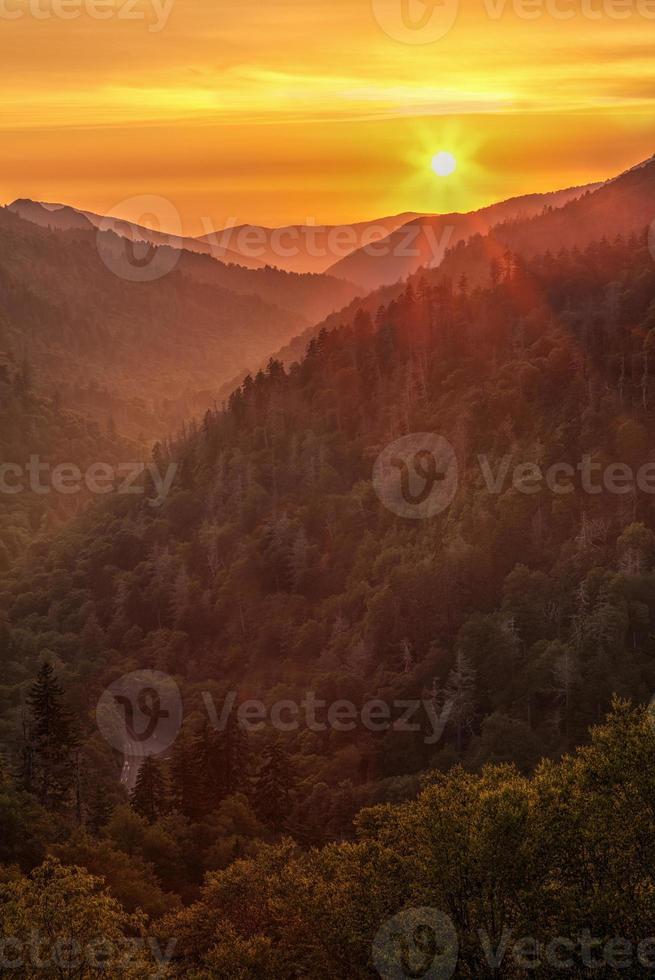 pôr do sol nas montanhas foto
