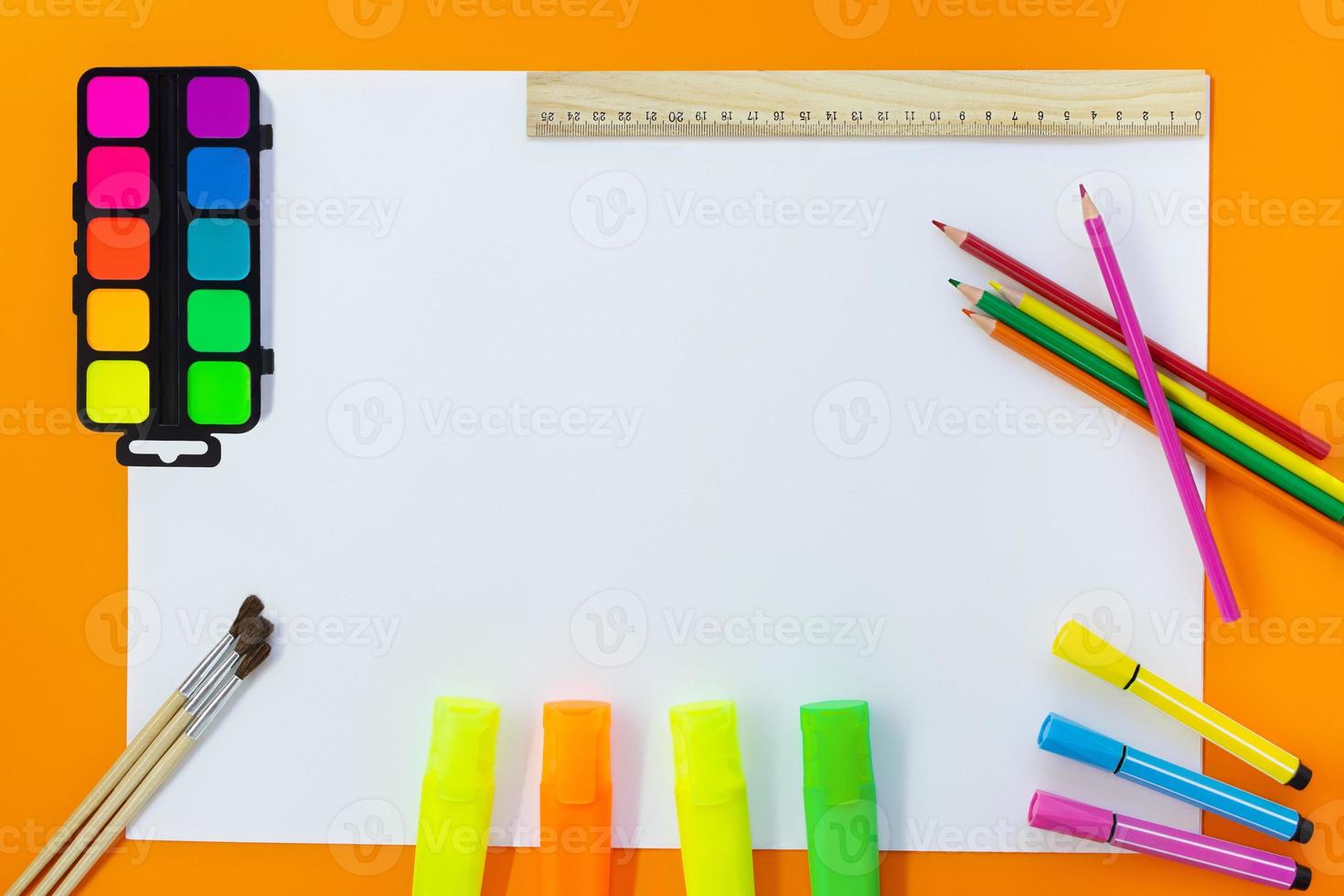 de volta à escola. conceito de educação. desenho. tintas, marcadores, canetas hidrográficas, lápis de cor, régua com folha branca para texto em fundo laranja. espaço de cópia foto