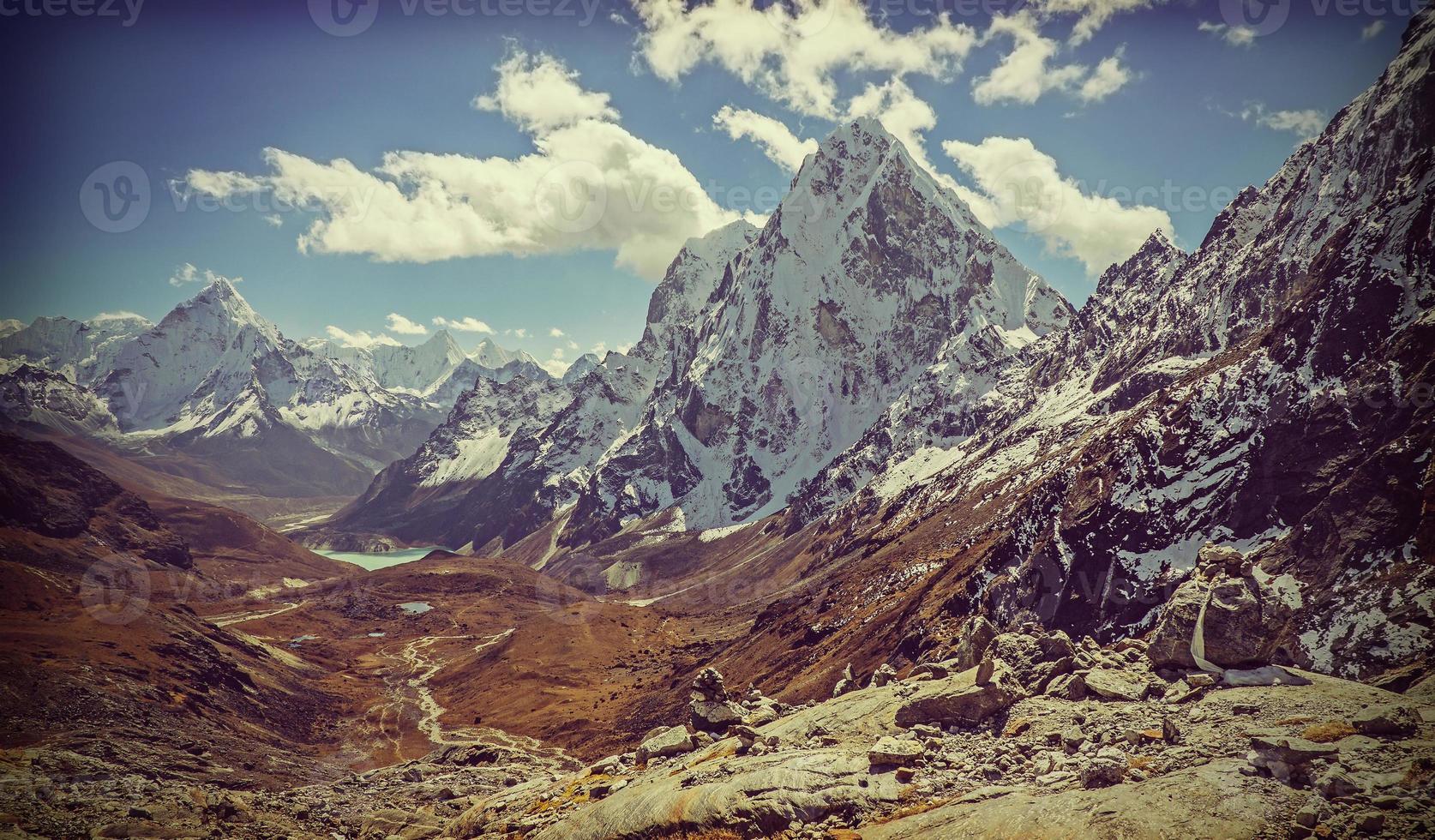 imagem retro vintage filtrada da paisagem das montanhas do Himalaia, foto