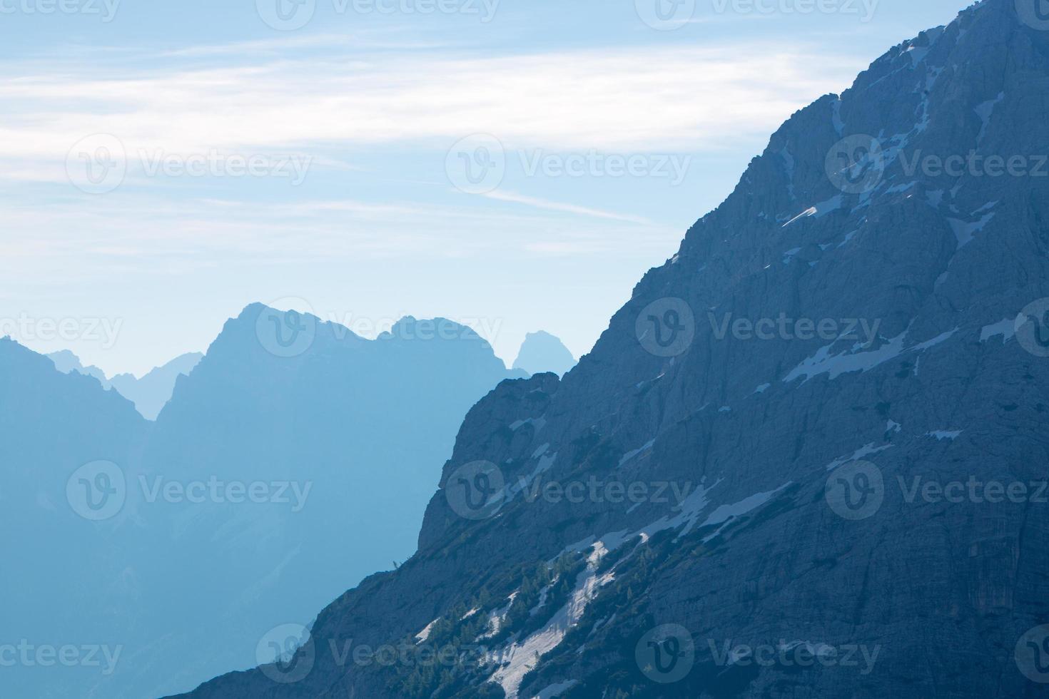 picos de dolomita, montanhas e horizonte azul em itally foto