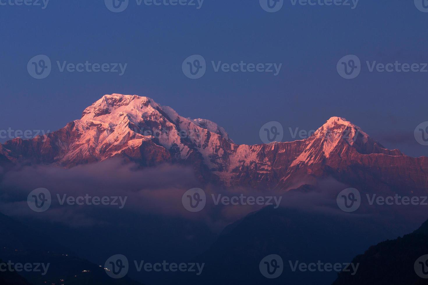 Annapurna i Himalaya mountains em nepal ao nascer do sol foto