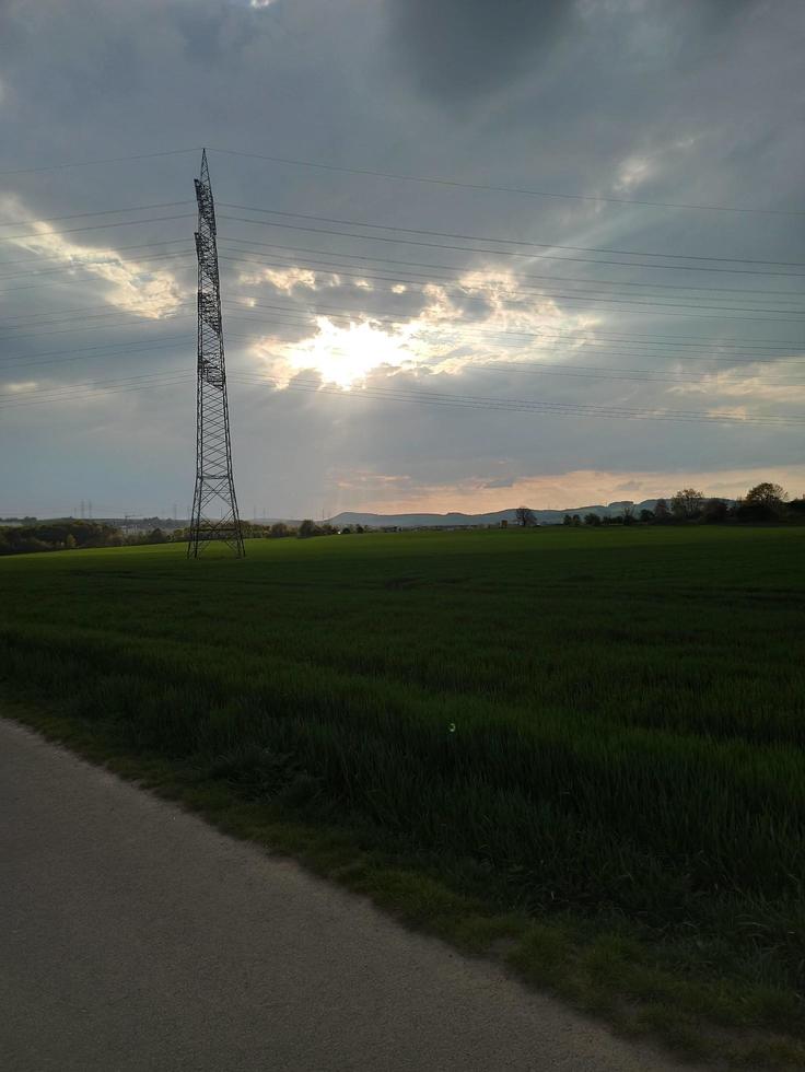 torres de transmissão de energia. linha elétrica de alta tensão de ar suporta no campo sob o céu azul. paisagem da região de belgorod foto