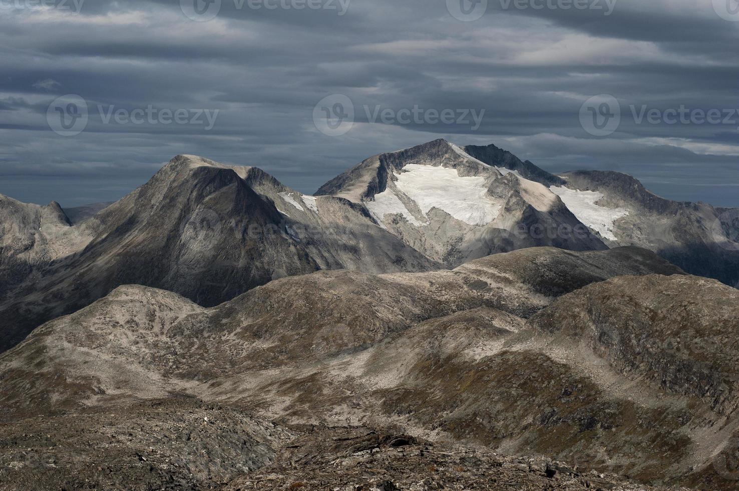terreno montanhoso rochoso e dramático, noruega foto