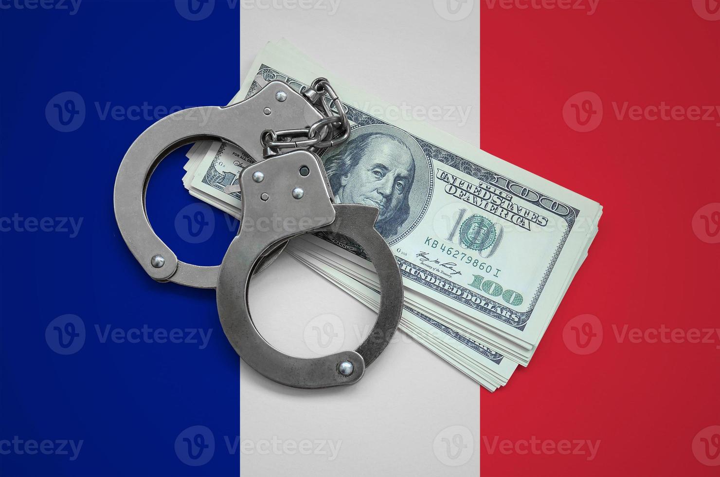 bandeira da frança com algemas e um pacote de dólares. corrupção monetária no país. crimes financeiros foto