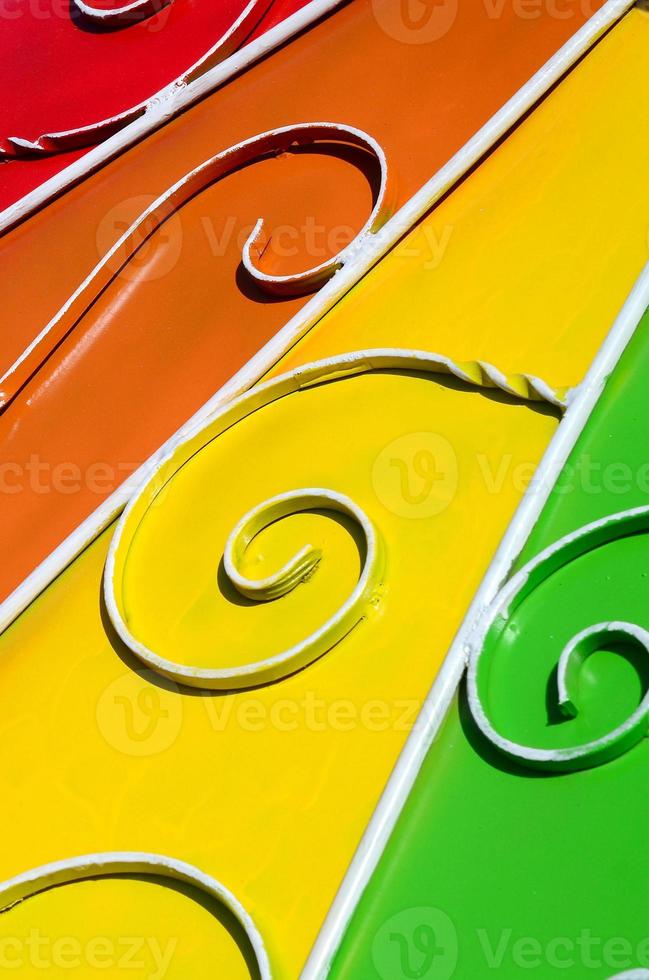 textura de metal de um pedaço de parede colorida com um padrão forjado foto