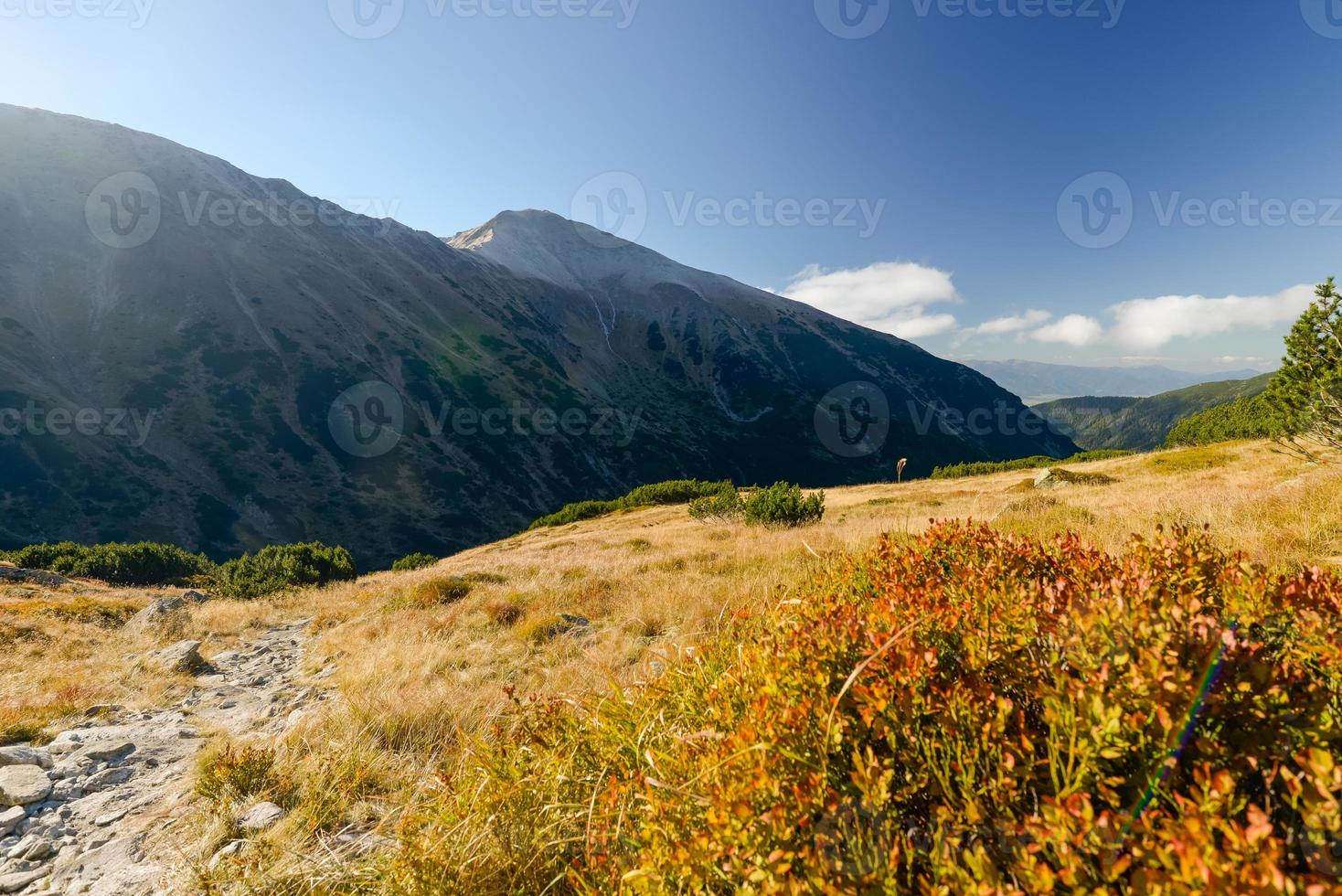 bela vista panorâmica do outono da paisagem montanhosa. tatras, eslováquia, europa. foto