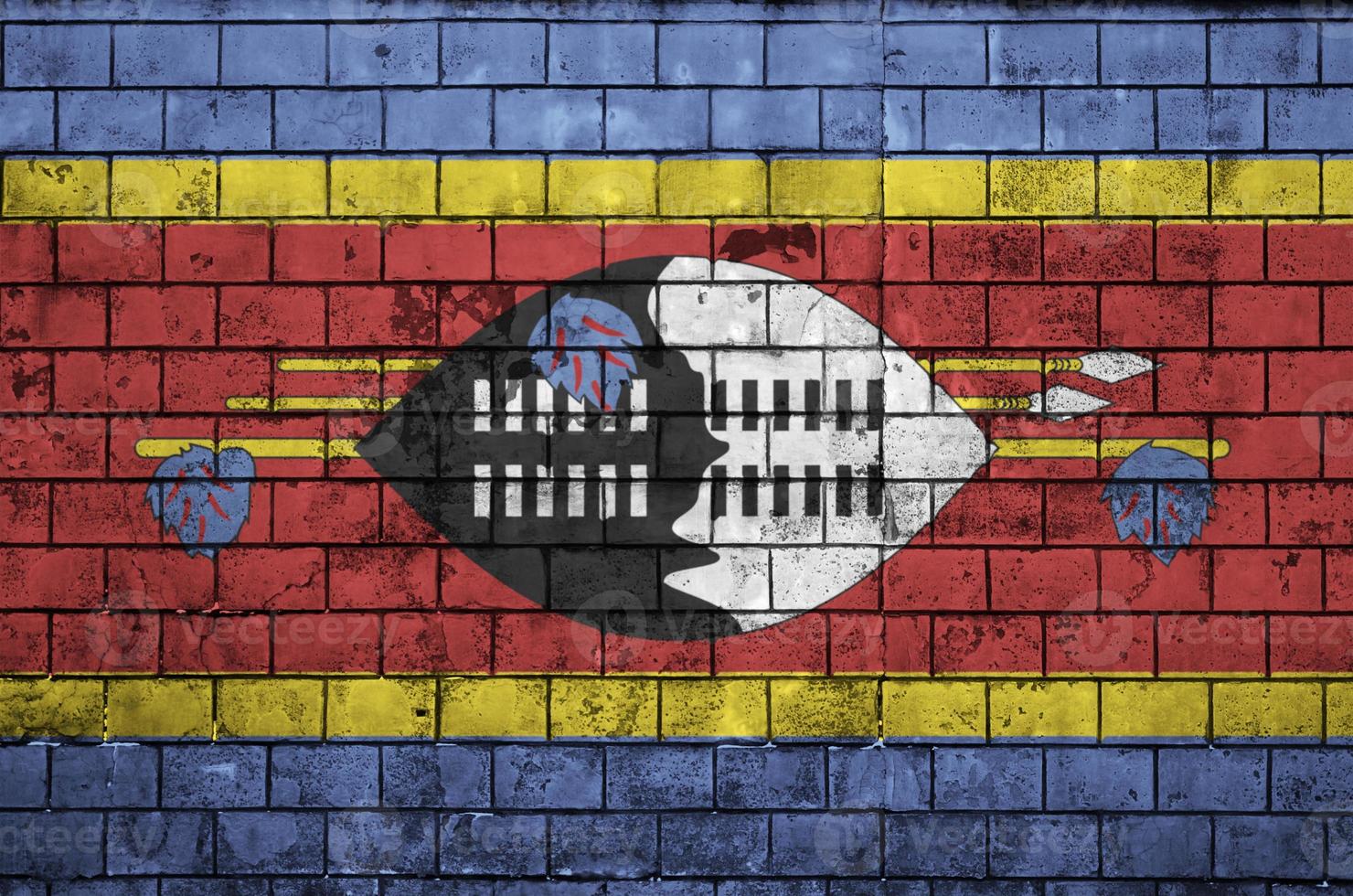 bandeira da suazilândia é pintada em uma parede de tijolos antigos foto