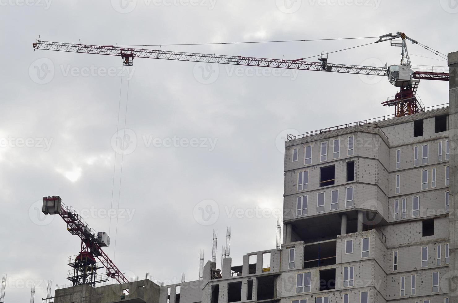 edifício em construção com guindaste foto