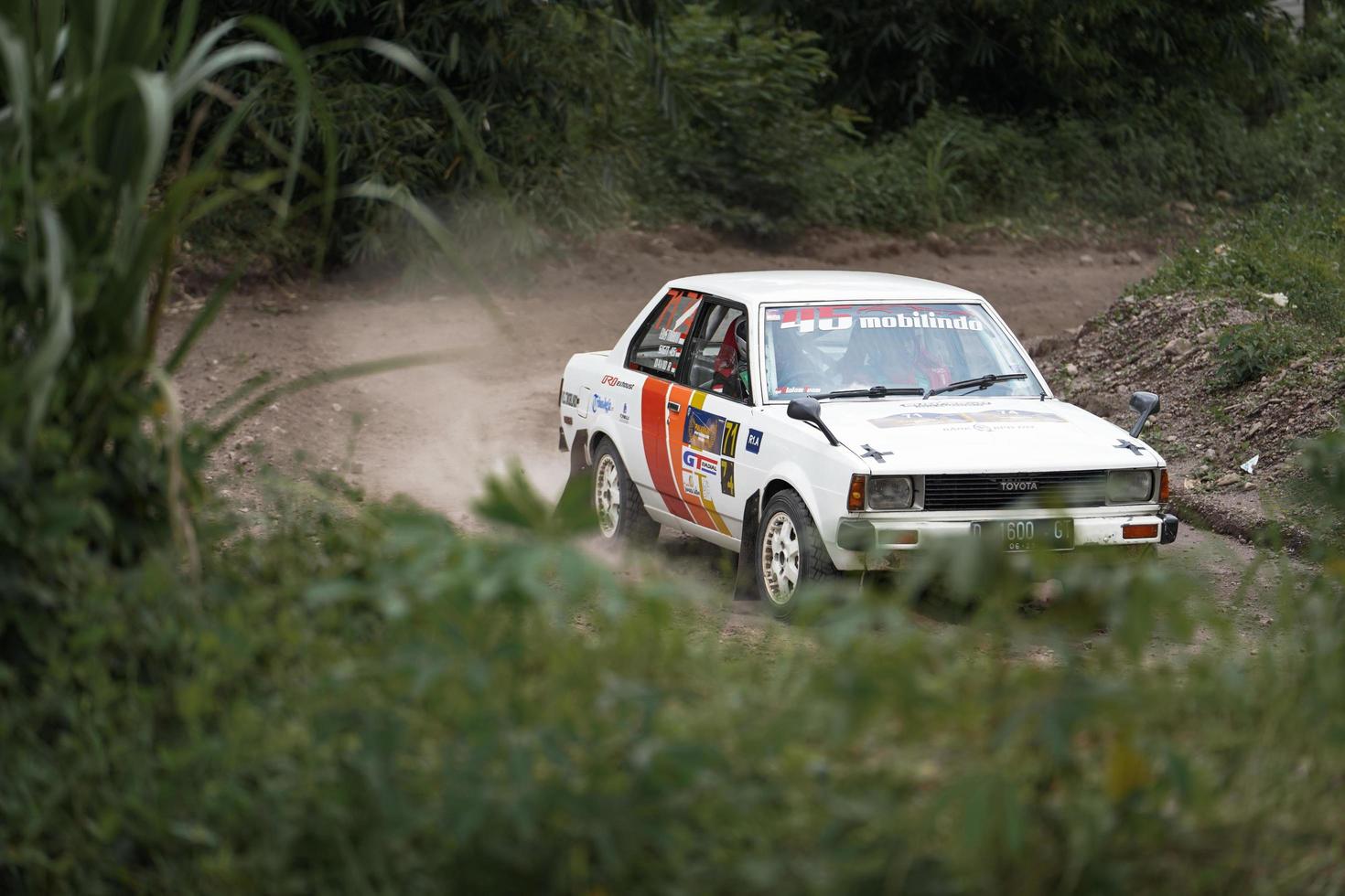 yogyakarta, indonésia - 16 de outubro de 2022 - pilotos competem na copa do rei sprint rally jogja foto