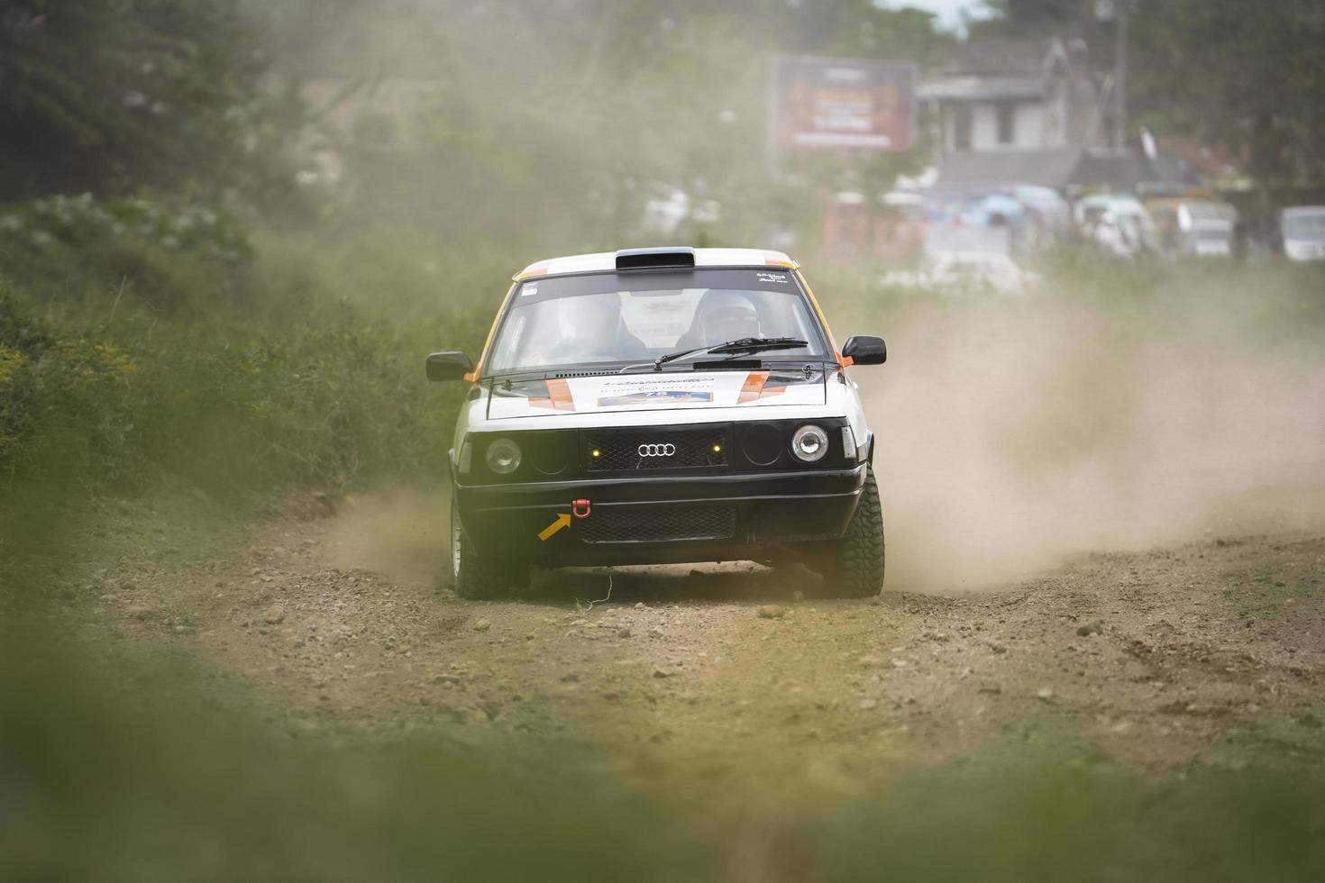 yogyakarta, indonésia - 16 de outubro de 2022 - pilotos competem na copa do rei sprint rally jogja foto