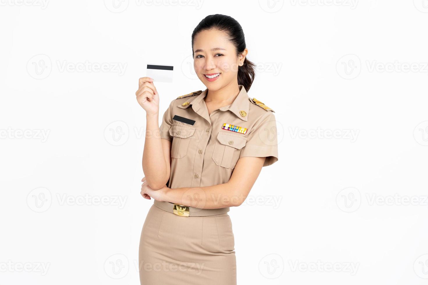 professora asiática sorrindo segurando cartão de crédito isolado no fundo branco foto