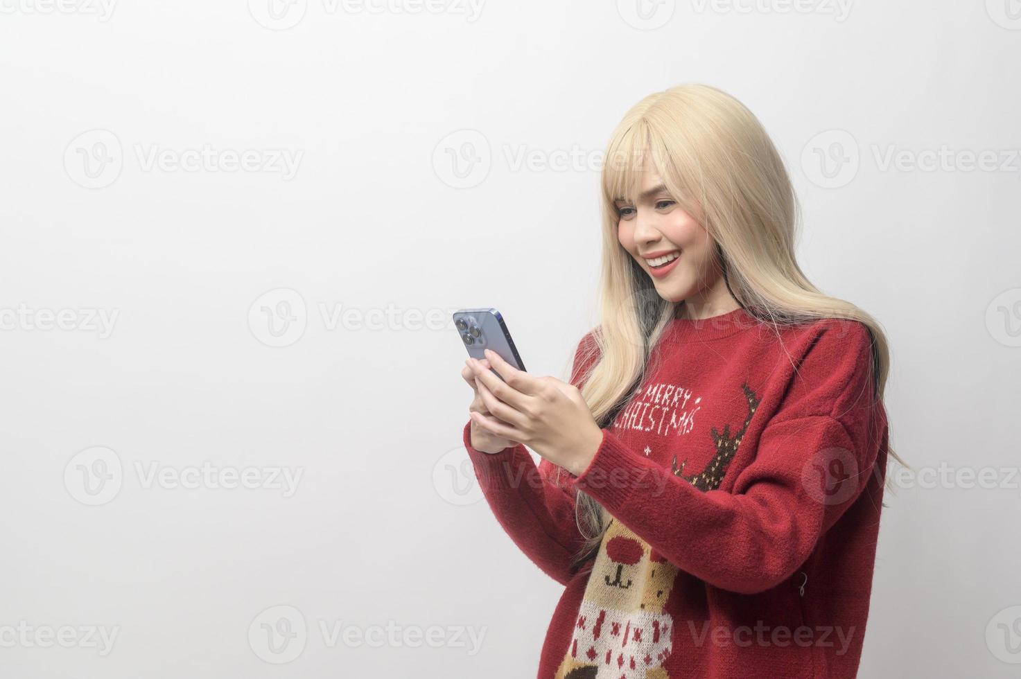 retrato de uma jovem caucasiana feliz na camisola de natal sobre fundo branco foto