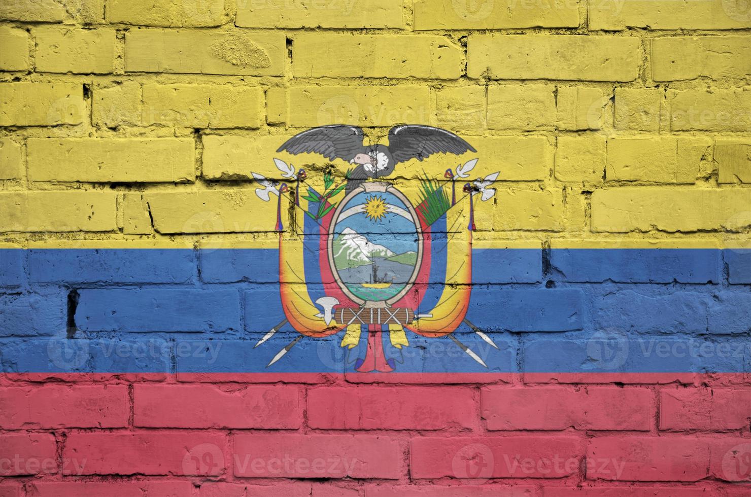 bandeira do equador é pintada em uma parede de tijolos antigos foto