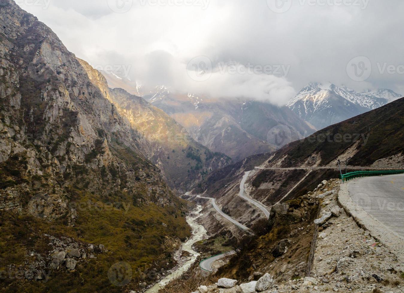 estrada entre as montanhas do Tibete foto