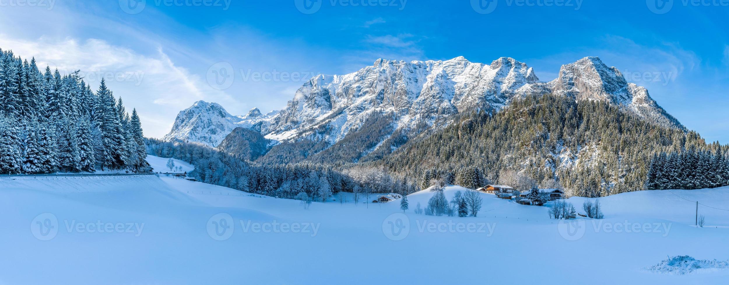 bela paisagem montanhosa de inverno nos Alpes da Baviera, Bavária, Alemanha foto