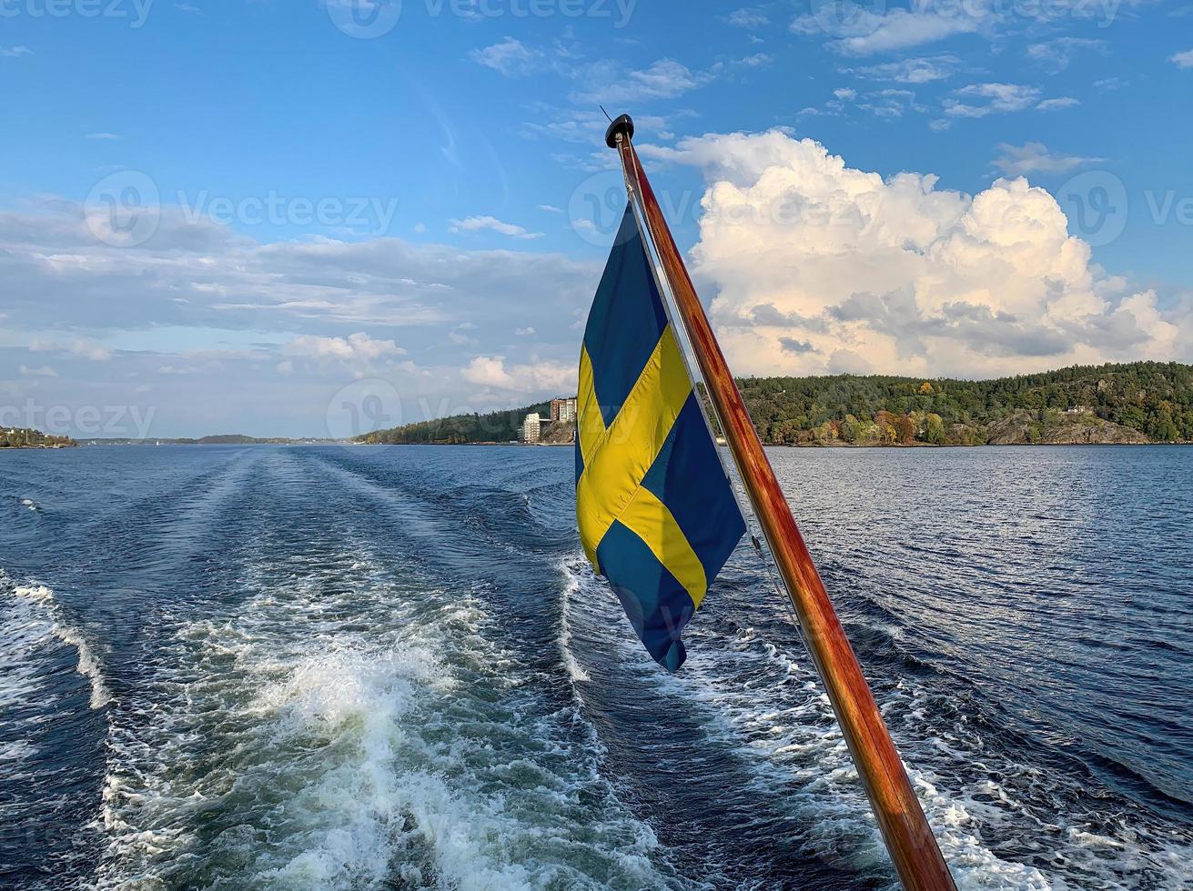 bandeira sueca em um barco à vela 2 foto