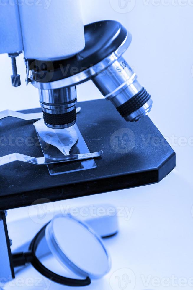 lente closeup de um microscópio moderno em um laboratório de pesquisa. foco seletivo foto