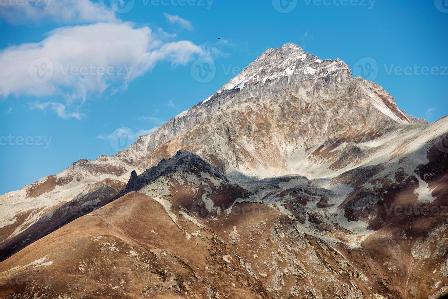 dombai. paisagem das montanhas rochosas na região do cáucaso na Rússia foto