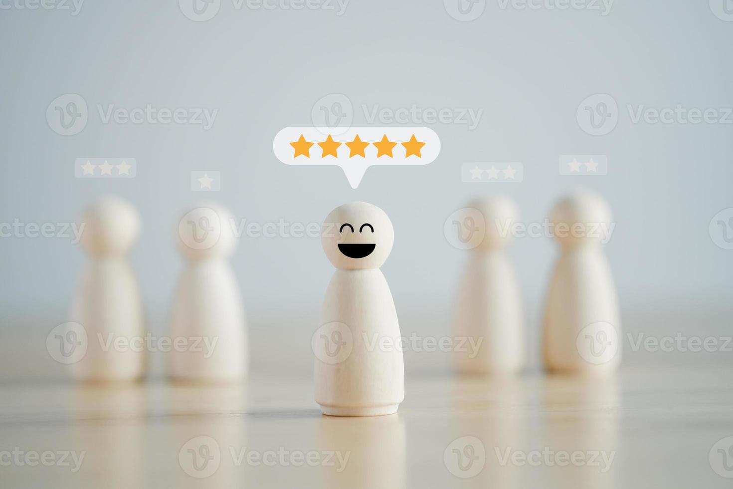 avaliação de feedback e revisão de serviço. experiência do cliente, avaliação da saúde mental, dia mundial da saúde mental, pense positivo, emoção, satisfação. figura com cara de feliz e 5 estrelas na bolha do discurso. foto