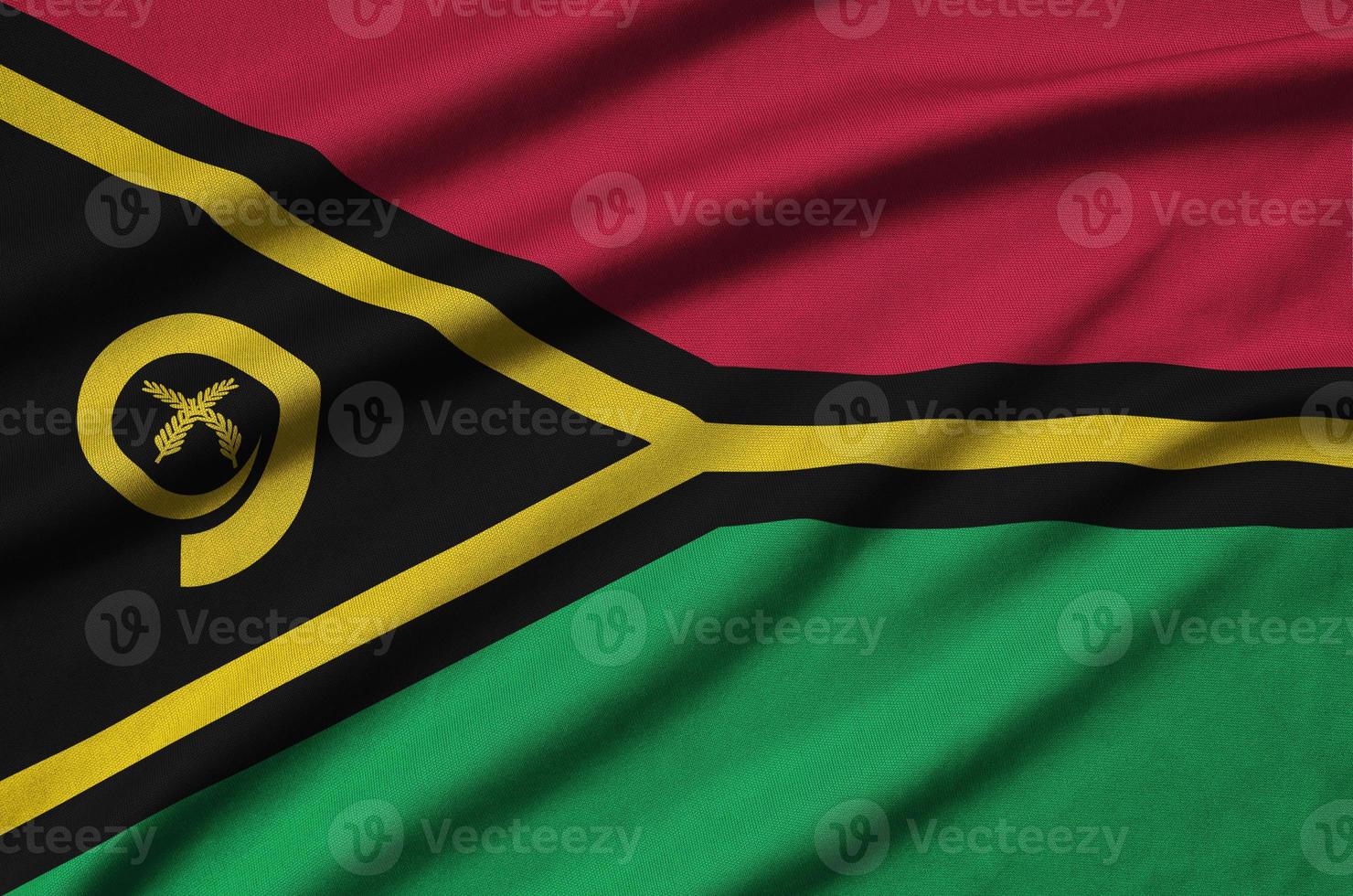 A bandeira de vanuatu é retratada em um tecido esportivo com muitas dobras. bandeira da equipe esportiva foto