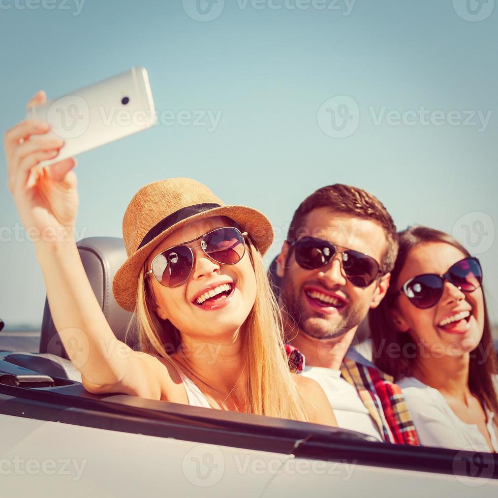 lindo casal jovem faz selfie 11447192 Foto de stock no Vecteezy