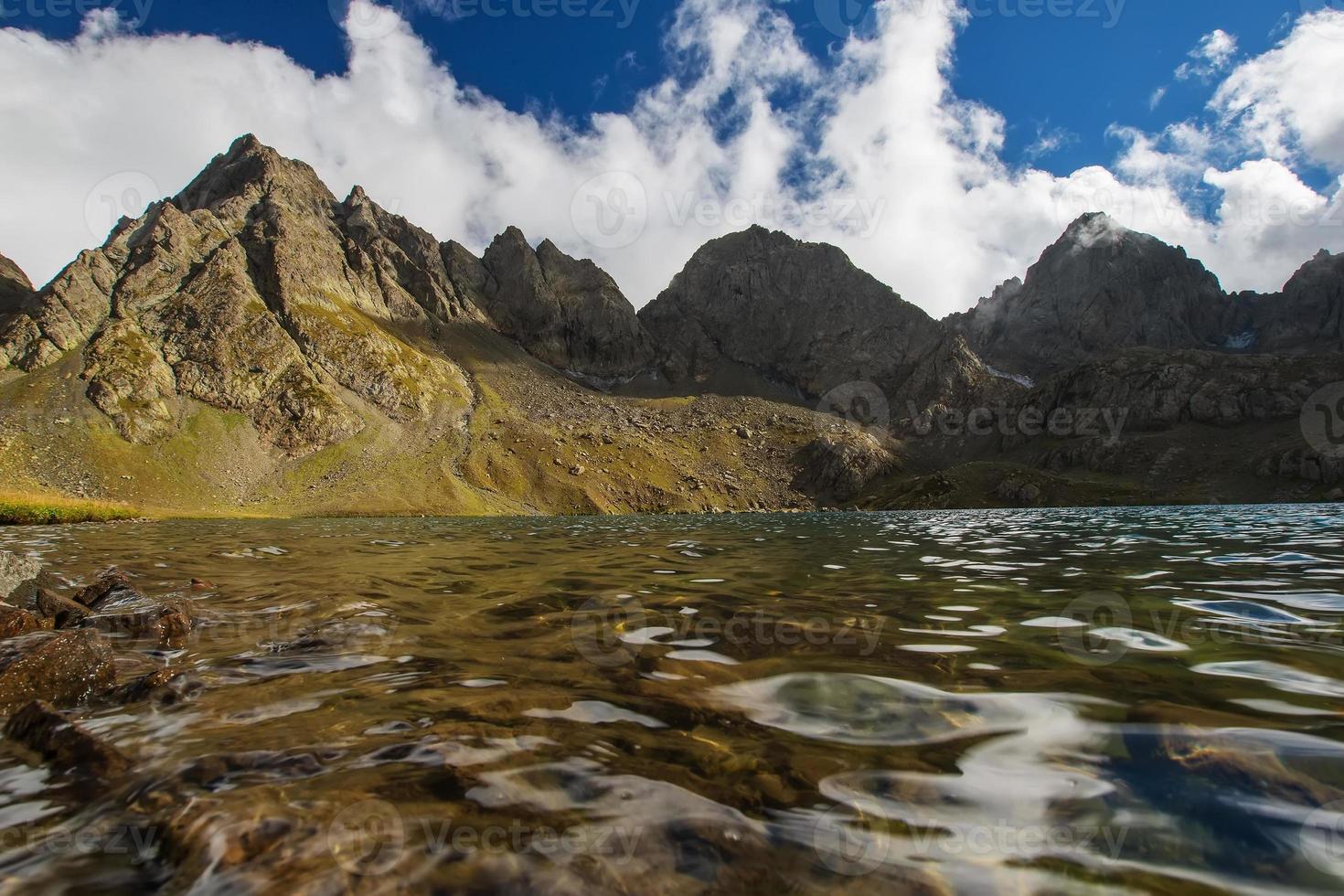 lindo lago nas montanhas georgia foto