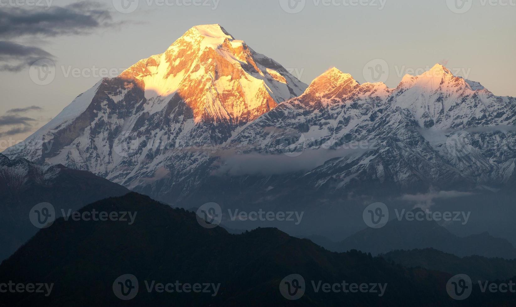 vista noturna do monte dhaulagiri - nepal foto