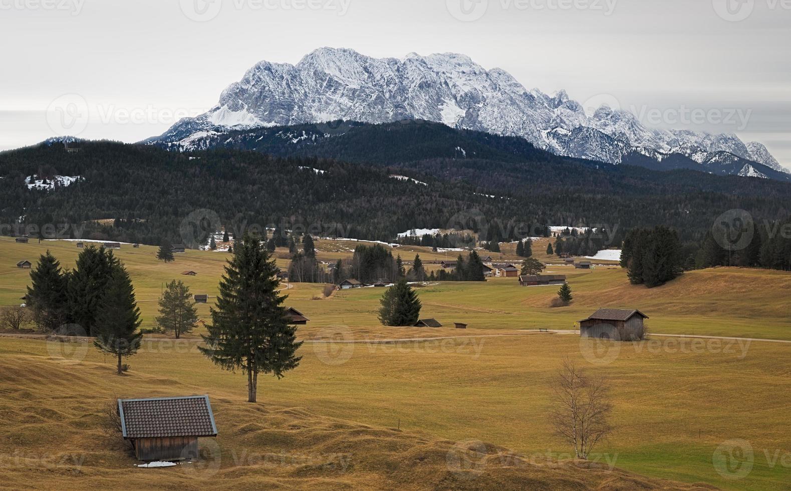 pastagem alpina com montanhas karwendel, alpes, alemanha foto